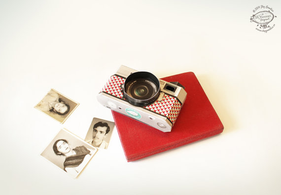 Free Printable DIY Paper Camera Photo Frame | Printable gifts | Download this unique paper camera from SkyGoodies and TodaysCreativeLife.com 