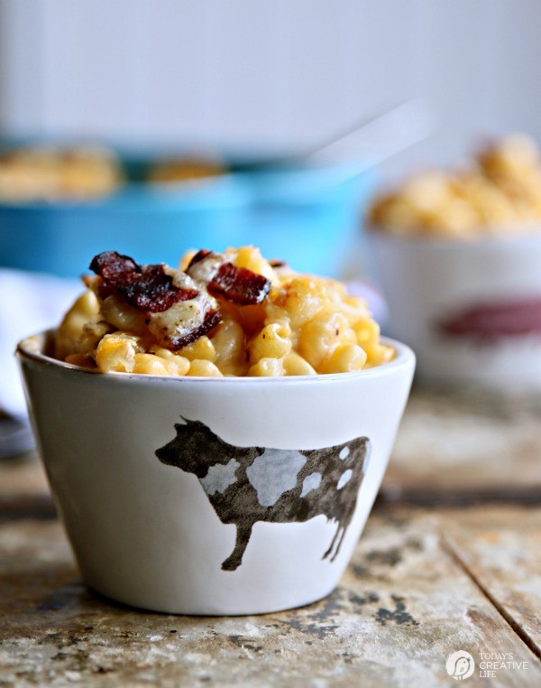 Three Cheese Baked Mac and Cheese with Bacon | This macaroni and cheese recipe is the ultimate comfort food. Full of white cheddar, smoked gouda and colby jack and topped with bacon! Great as a Thanksgiving Holiday side dish or dinner idea. Easy recipes are what I need! See it at TodaysCreativeLife.com