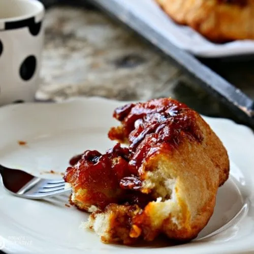 Pumpkin Spice Monkey Bread | This pull apart bread with butterscotch pudding and pumpkin spice is the perfect breakfast recipe idea for holiday brunch or any weekend. More Fall Recipes on TodaysCreativeLife.com