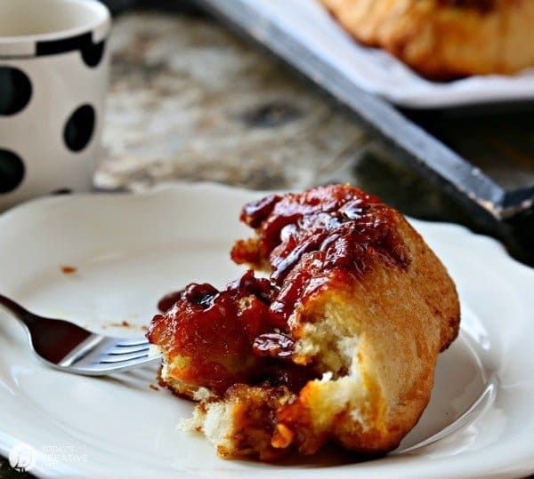 Pumpkin Spice Monkey Bread | This pull apart bread with butterscotch pudding and pumpkin spice is the perfect breakfast recipe idea for holiday brunch or any weekend. More Fall Recipes on TodaysCreativeLife.com