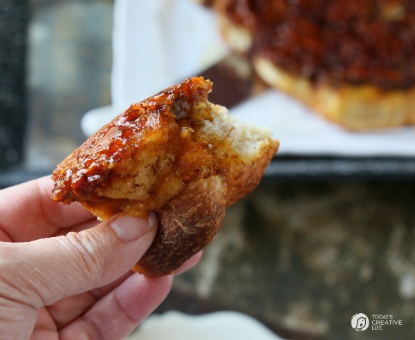 Pumpkin Spice Monkey Bread | This pull apart bread with butterscotch pudding and pumpkin spice is the perfect breakfast recipe idea for holiday brunch or any weekend. More Fall Recipes on TodaysCreativeLife.com