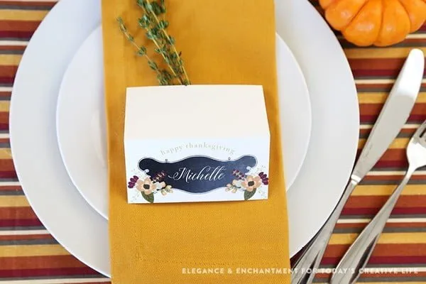 Free Printable Thanksgiving Place Cards | Make Thanksgiving entertaining easy! Decorate an easy Thanksgiving Table with these free printables. Get your free download on TodaysCreativeLife.com