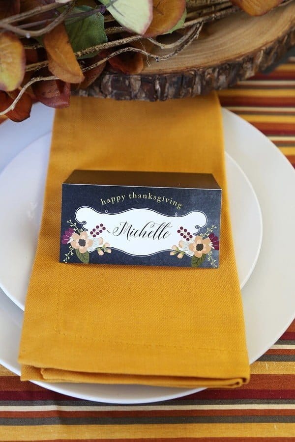 Free Printable Thanksgiving Place Cards | Make Thanksgiving entertaining easy! Decorate an easy Thanksgiving Table with these free printables. Get your free download on TodaysCreativeLife.com