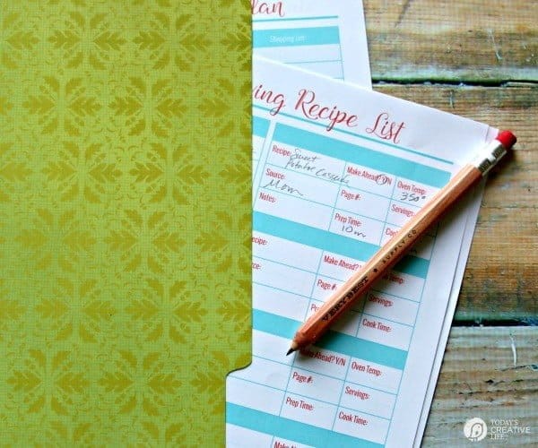 Thanksgiving Prep Printables | Get organized for your holiday dinner with these 5 free printables. Thanksgiving Cooking Schedule, Thanksgiving Menu Plan, Thanksgiving Guest List, Thanksgiving Recipe List. Get your free printables on TodaysCreativeLife.com