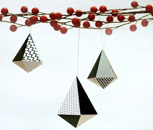 Printable Geometric Holiday Ornaments for a modern minimalist tree or traditional! Easy DIY holiday ornaments. Find your free download on TodaysCreativeLIfe.com