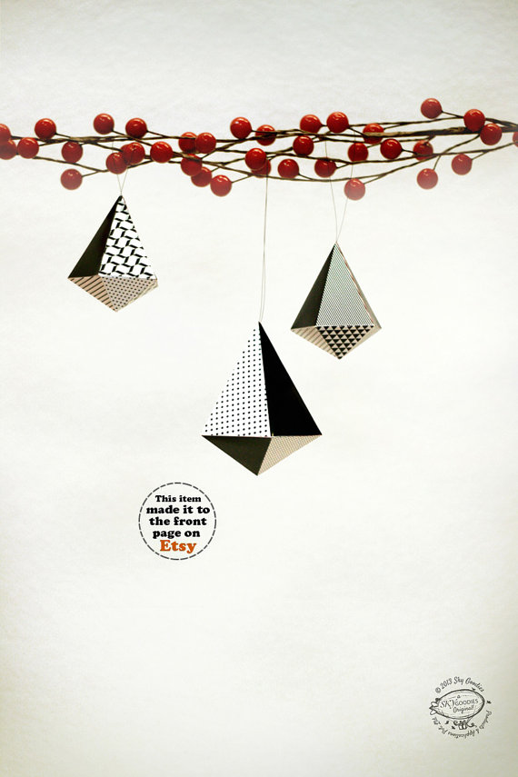Printable Geometric Holiday Ornaments for a modern minimalist tree or traditional! Easy DIY holiday ornaments. Find your free download on TodaysCreativeLIfe.com