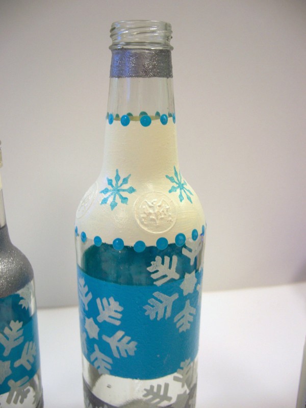 DIY Christmas Stenciled Bottle Craft by Amy Anderson | Bring on the glitter for this Easy DIY recycled bottle craft | See the full tutorial on TodaysCreativeLIfe.com