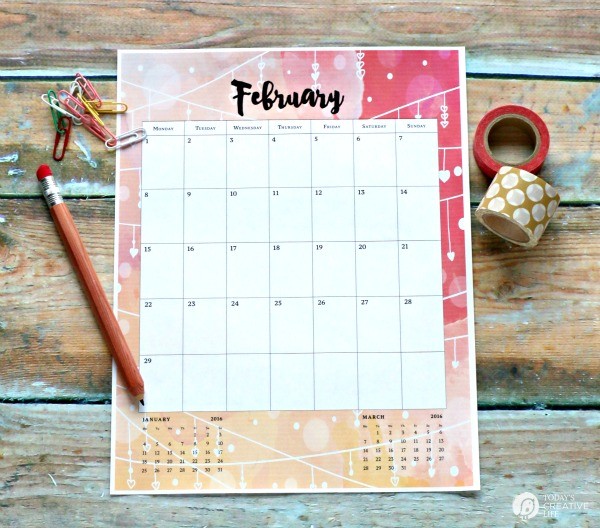 2016 Calendar Printable | Stay organized in 2016! This watercolor, at a glance desk top calendar is perfect for any office or home. Beautiful designs month to month. Find your free download on TodaysCreativeLife.com
