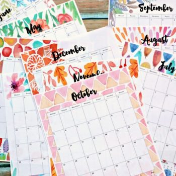 2016 Calendar Printable | Stay organized in 2016! This watercolor, at a glance desk top calendar is perfect for any office or home. Beautiful designs month to month. Find your free download on TodaysCreativeLife.com