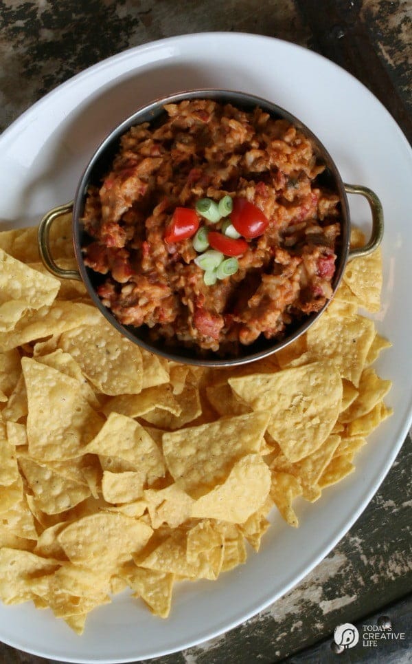 Slow Cooker Mexican Taco Dip | This crock pot dip recipe is great for super bowl, or any game day! Great for potlucks or weekend snacking! Click the photo for the recipe. 