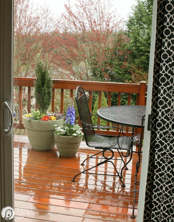 Springtime Decorating Ideas| Spruce up your patio or inside your home with these ideas. This is how we do it in the wet spring months in the PNW. Click the photo to see more. TodaysCreativeLife.com