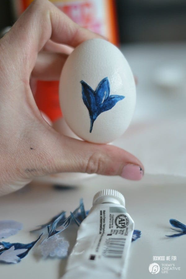 Easter Egg Designs {Blue & White Porcelain Inspired} | Create this simple look by decoupaging your own eggs. Click on the photo for this free download. Easter crafts and ideas just got grew up! TodaysCreativeLife.com