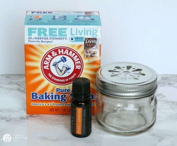 Homemade Air Freshener | Two ways I keep my bathrooms fresh and clean. Come see! Keep your home fresh smelling with this DIY baking soda air freshener. See the tutorial on TodaysCreativelife.com