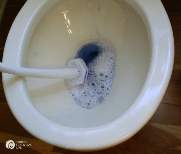 Homemade Air Freshener | Two ways I keep my bathrooms fresh and clean. Come see! Keep your home fresh smelling with this DIY baking soda air freshener. See the tutorial on TodaysCreativelife.com