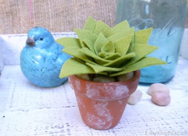 DIY Felt Succulent | Making faux succulents with felt is the perfect diy craft! Made by Kim Layton from Everything Etsy for TodaysCreativeLife.com