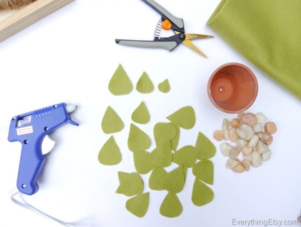 DIY Felt Succulent | Making faux succulents with felt is the perfect diy craft! Made by Kim Layton from Everything Etsy for TodaysCreativeLife.com
