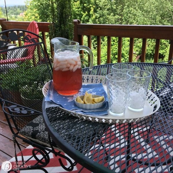 Cranberry Iced Green Tea | Ice tea and summer go hand in hand! This is the perfect ice tea for a crowd or just yourself. See more on TodaysCreativeLife.com