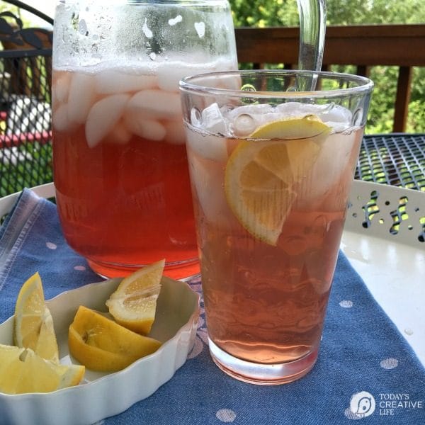 Cranberry Iced Green Tea | Making your own iced green tea with cranberry is easy and inexpensive! See more on TodaysCreativeLife.com