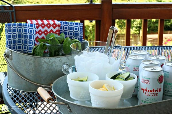Easy Entertaining Drink Station for busy moms who also crave a little creativity. Simple tips for summer entertaining on the patio. See more on TodaysCreativeLife.com