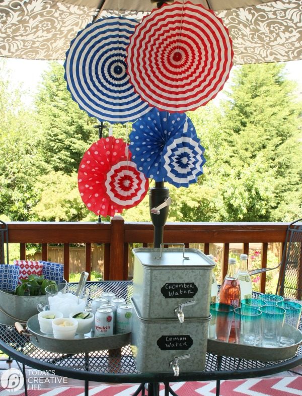 Easy Entertaining Drink Station for busy moms who also crave a little creativity. Simple tips for summer entertaining on the patio. See more on TodaysCreativeLife.com