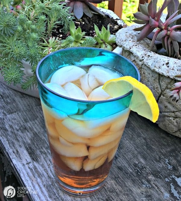 How to Make Sun Tea | Ice Tea never tasted so good! Sun Tea has a rich and bold brewed flavor that will wet your whistle. See more on TodaysCreativeLife.com