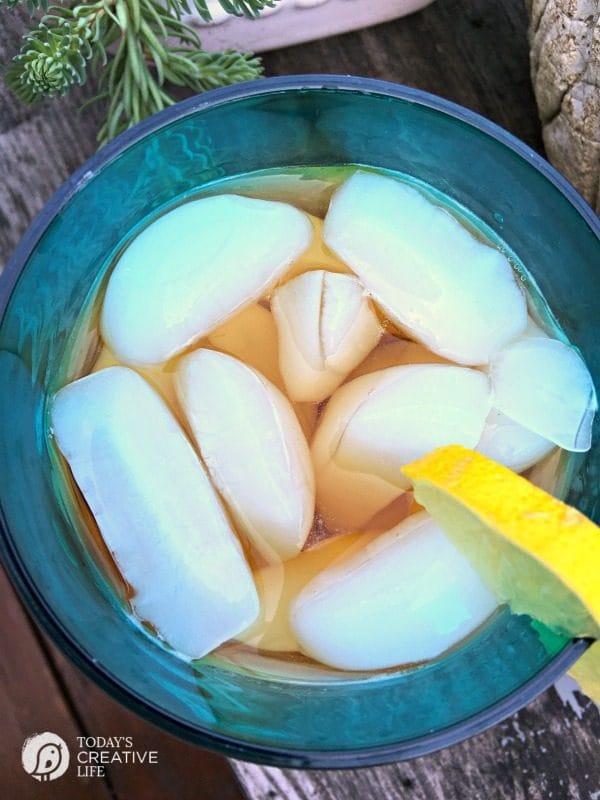 How to Make Sun Tea | Ice Tea never tasted so good! Sun Tea has a rich and bold brewed flavor that will wet your whistle. See more on TodaysCreativeLife.com