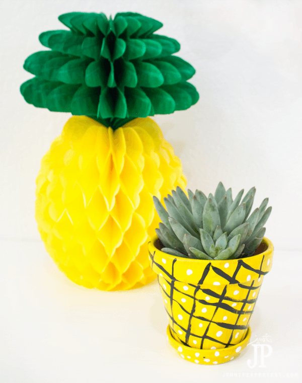 DIY Succulent Pineapple Planter | This DIY Craft idea is on trend and fun to do! Find the tutorial to make your own on TodaysCreativeLife.com (tutorial shared by Jennifer Priest)