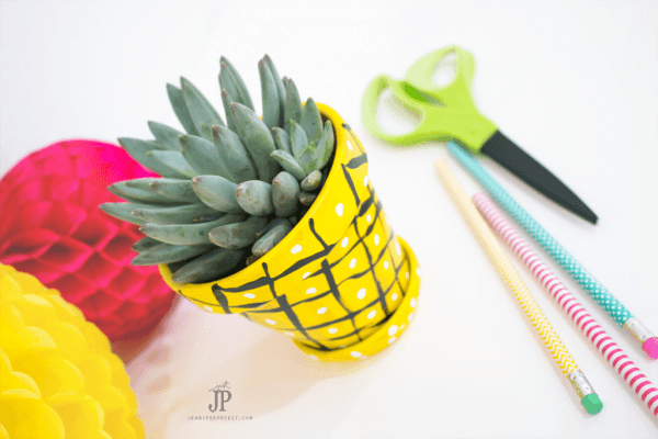 DIY Succulent Pineapple Planter | This DIY Craft idea is on trend and fun to do! Find the tutorial to make your own on TodaysCreativeLife.com (tutorial shared by Jennifer Priest)