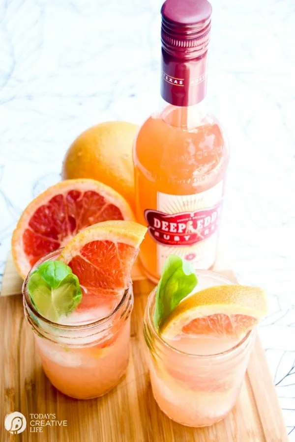 Double Trouble Grapefruit Cocktail | This refreshing summer cocktail is your go to fruity drink for those warm summer days. Find the recipe on TodaysCreativeLife.com