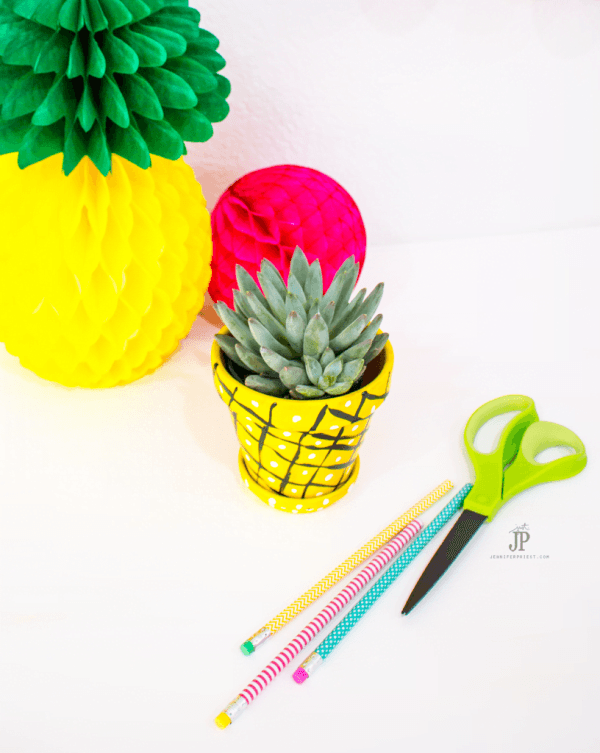 DIY Succulent Pineapple Planter | This DIY Craft idea is on trend and fun to do! Find the tutorial to make your own on TodaysCreativeLife.com (tutorial shared by Jennifer Priest)