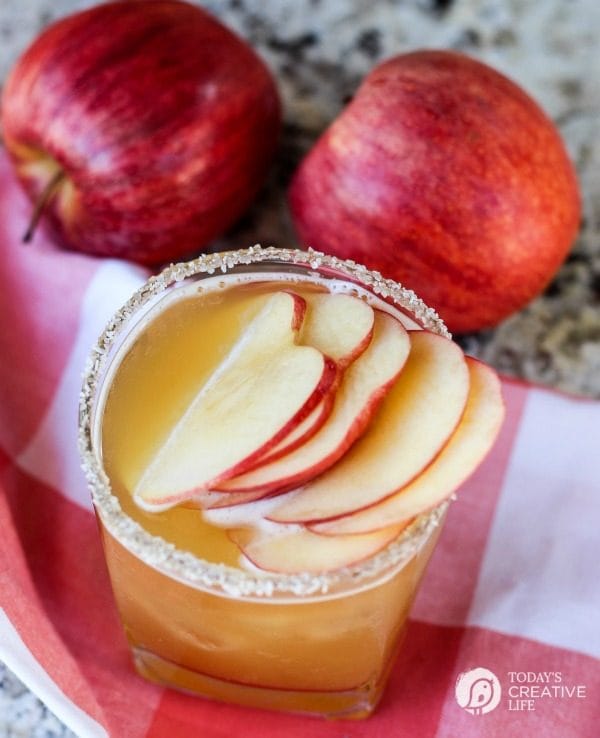 Apple Pie Moonshine Spice Cider Cocktail | This seasonal holiday cocktail is the perfect drink for your holiday parties! Grab the recipe by clicking on the photo. TodaysCreativeLIfe.com