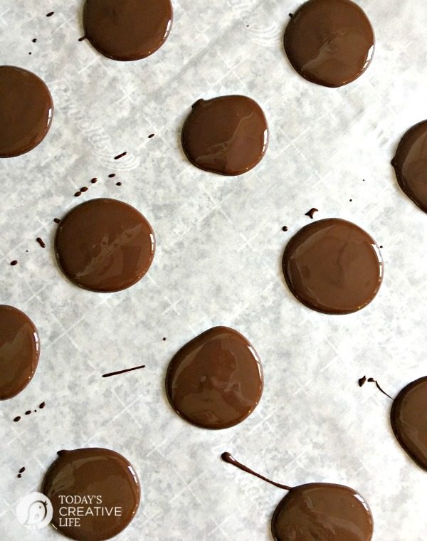 Dark Chocolate Nutty Fruit Bites| Easy holiday gifts from the kitchen. Great for neighbor gifts or to have on hand for last minute gift giving. Free Christmas tag found on TodaysCreativeLife.com 
