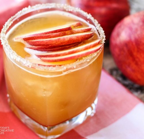Apple Pie Moonshine Spice Cider Cocktail | This seasonal holiday cocktail is the perfect drink for your holiday parties! Grab the recipe by clicking on the photo. TodaysCreativeLIfe.com
