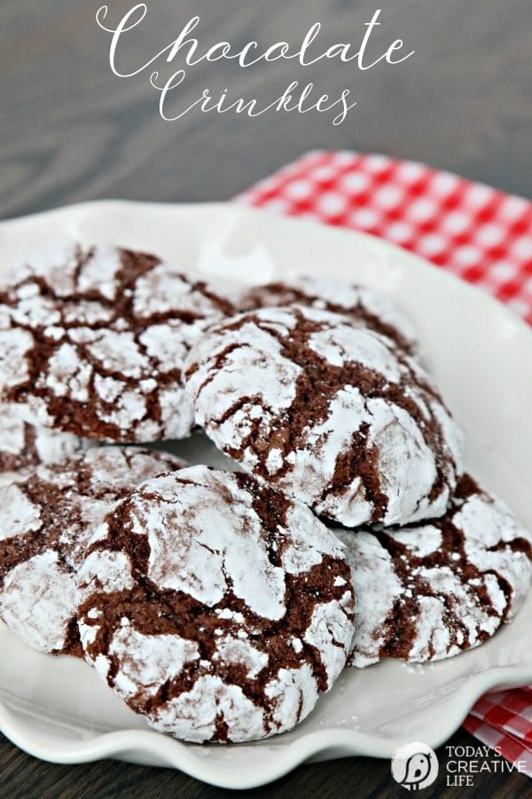 Chocolate Crinkle Cookies | Chocolate cookie recipe that's chewy. Rolled in powder sugar and baked to give them that crinkle look. 