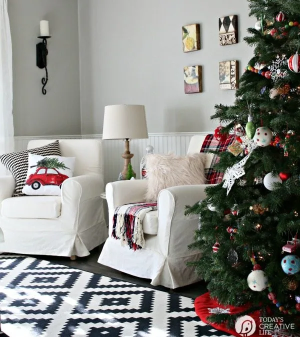 Decorating for Christmas | Simple holiday decor using traditional Christmas colors. See more ideas on TodaysCreativeLife.com