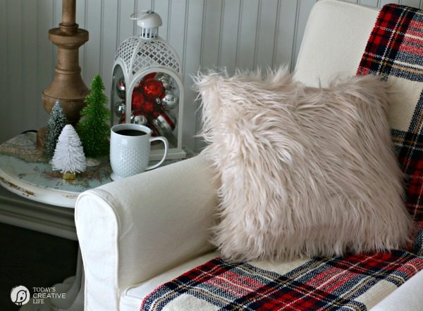 Decorating for Christmas | Simple holiday decor using traditional Christmas colors. See more ideas on TodaysCreativeLife.com