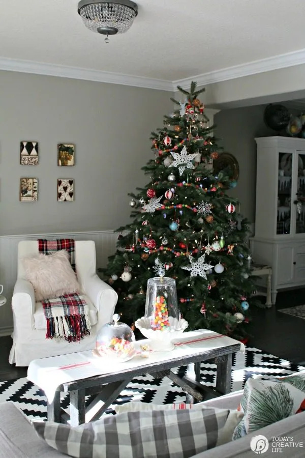 Decorating for Christmas | Simple and stylish ways to decorate for the holidays. 