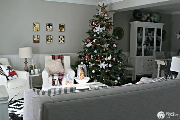 Decorating for Christmas | Simple holiday decor using traditional Christmas colors. See more ideas on TodaysCreativeLife.com