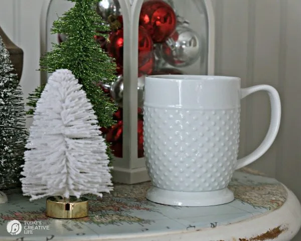 Decorating for Christmas | Simple holiday decor using traditional Christmas colors. See more ideas on TodaysCreativeLife.com