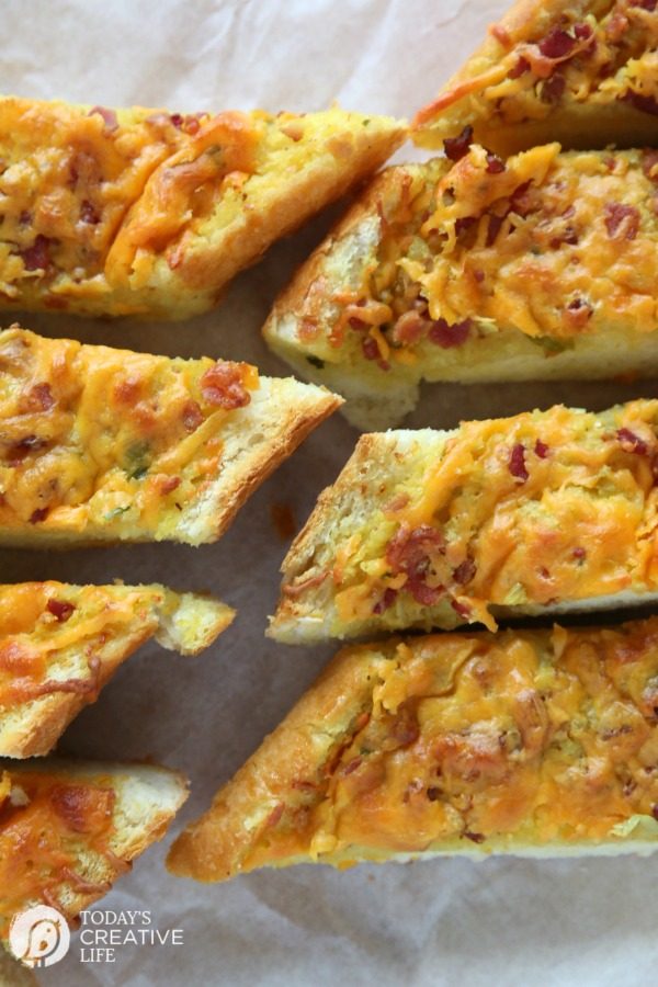 Bacon Cheddar French Bread | This easy cheesy bacon garlic french bread loaf is the perfect appetizer and party food. Find the recipe on Today's Creative Life