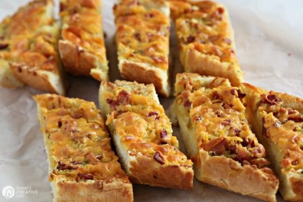 Bacon Cheddar French Bread | This easy cheesy bacon garlic french bread loaf is the perfect appetizer and party food. Find the recipe on Today's Creative Life