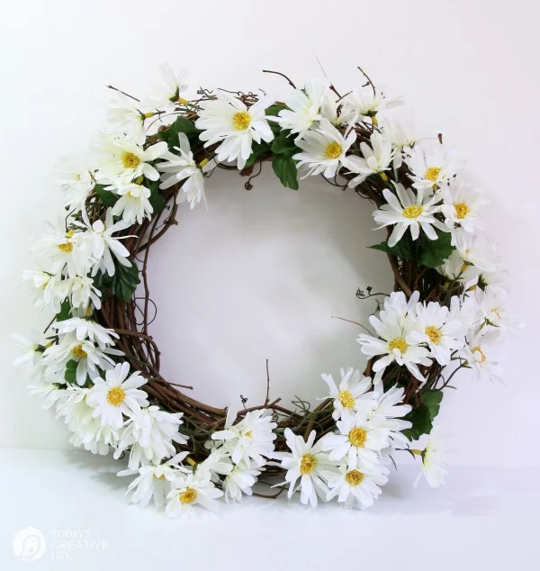 diy Daisy Wreath | Spring Wreath Tutorial on TodaysCreativeLife.com