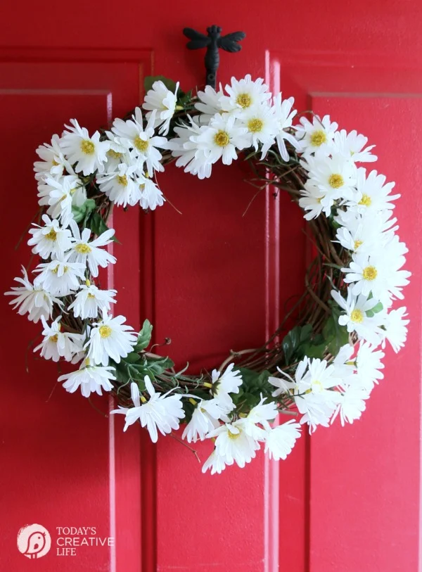 diy daisy wreath | Spring Wreath from TodaysCreativeLife.com