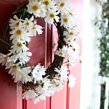 diy daisy wreath | How to make a daisy wreath. Spring Porch Ideas.