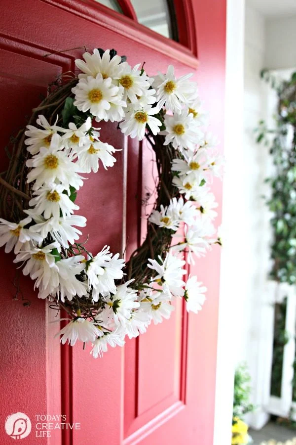 diy daisy wreath | How to make a daisy wreath. Spring Porch Ideas.