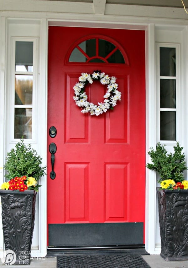 DIY Daisy Wreath | Spring Porch Ideas! How to make a spring wreath with faux daisies. Easy and quick. See the tutorial on TodaysCreativeLife.com