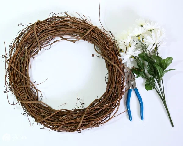 diy daisy wreath supplies | Make a spring wreath. TodaysCreativeLife.com
