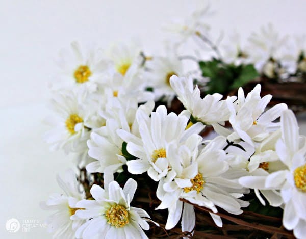 diy Daisy Wreath | Faux daisy wreath for your spring door. Today's Creative Life