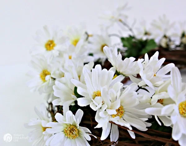 diy Daisy Wreath | Faux daisy wreath for your spring door. Today's Creative Life