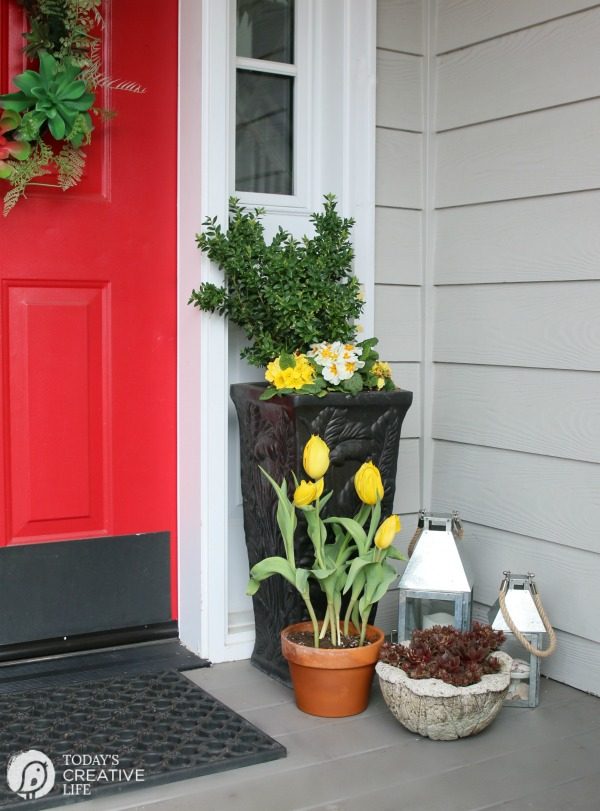 Front Porch Ideas | Decorating your porch for Spring. Small front porch simple DIY decorating ideas for spring. TodaysCreativeLife.com